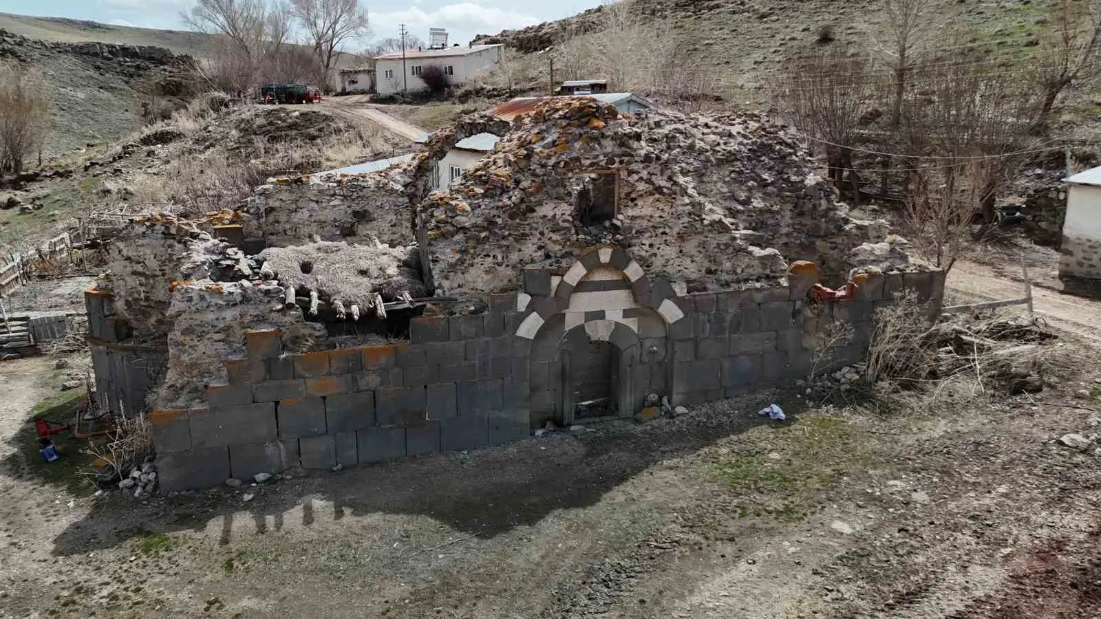 Definecilerin talan etti, asırlık kilise harabeye döndü