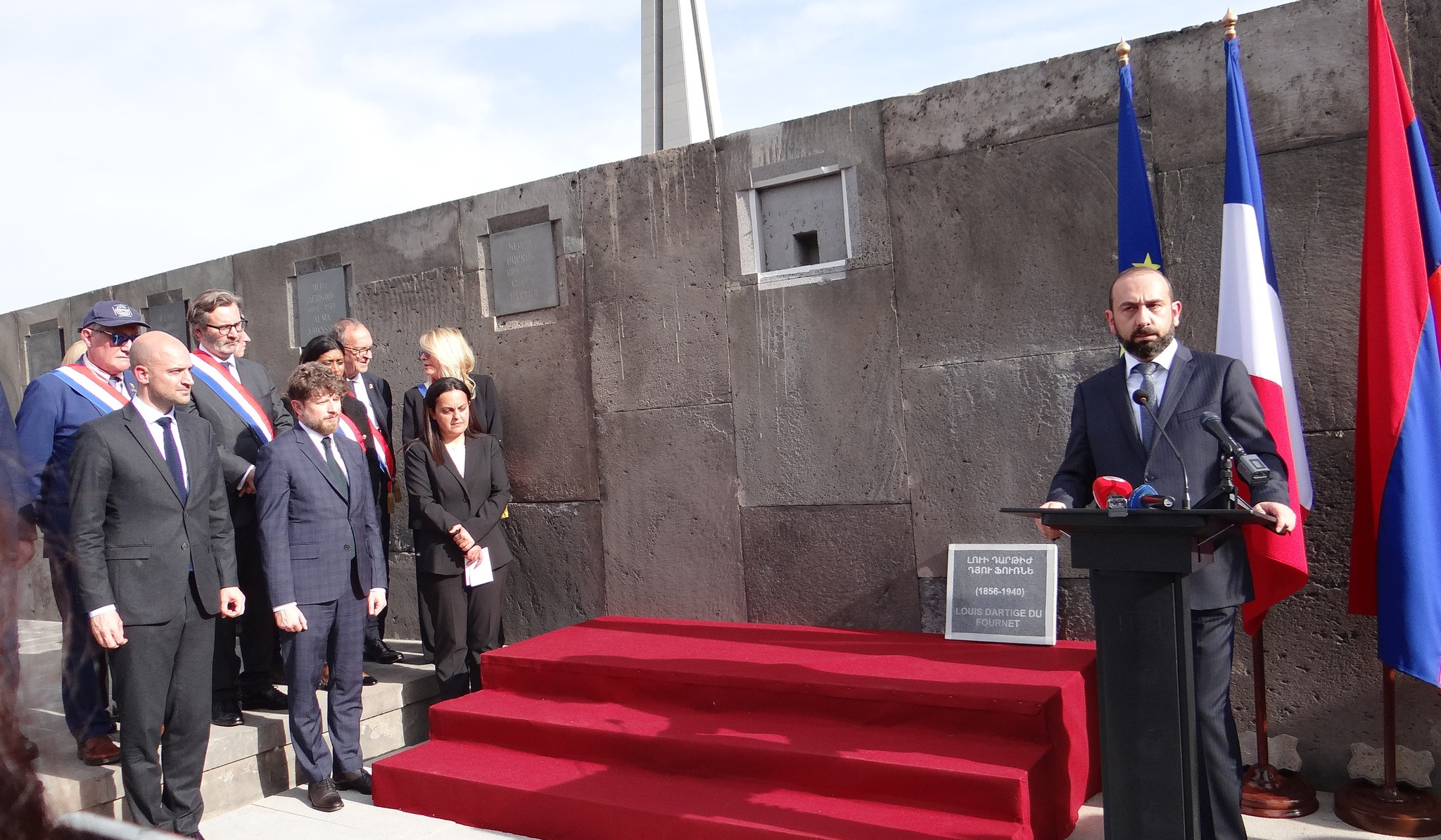 Ermeni Soykırımı Anıt Kompleksi’nde 4 bin Ermeniyi kurtaran Fransız Amiralın anısına yapılan anıt taşının açılışı yapıldı