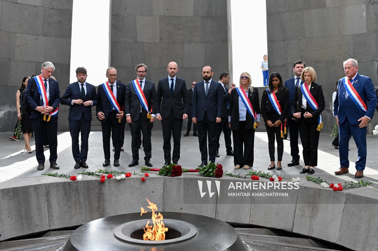 Fransa Dışişleri Bakanı’ndan Ermeni Soykırımı Anıtına ziyaret