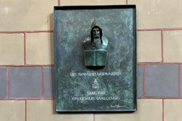 Amsterdam’da Surp Grigor Narekatsi’ye adanmış anıt levha açıldı