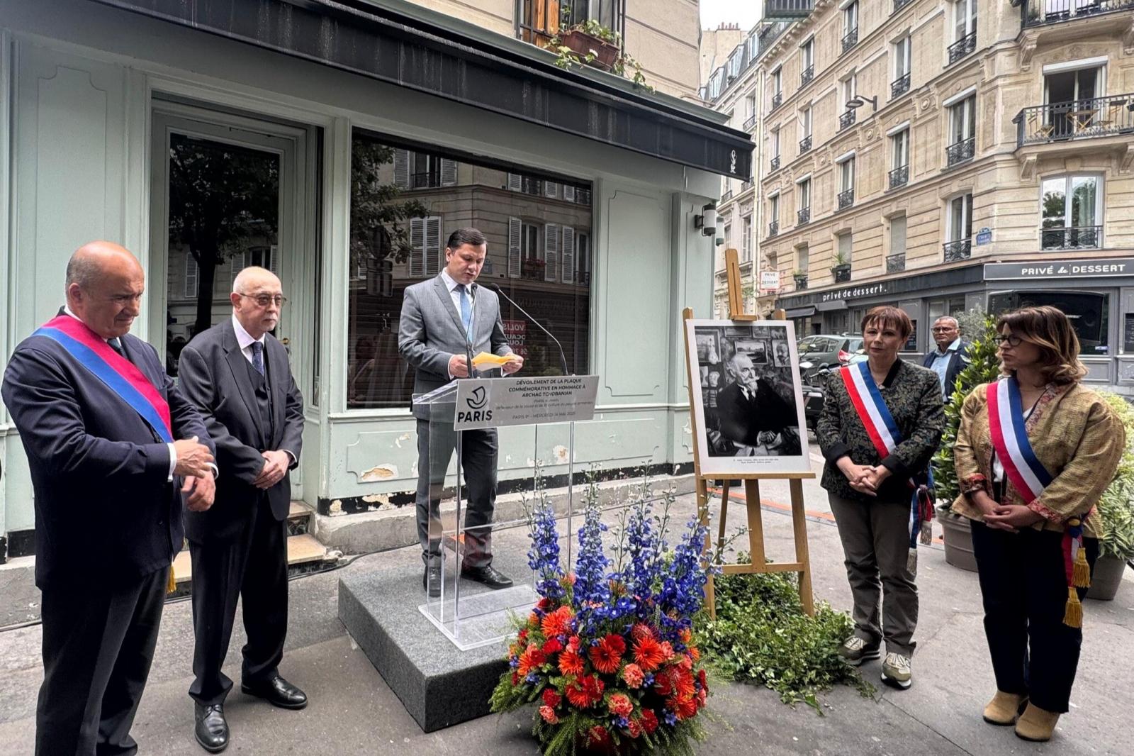 Paris’te  Ermeni aydın ve şair Arşak Çobanyan’a adanmış bir anma plaketi açıldı