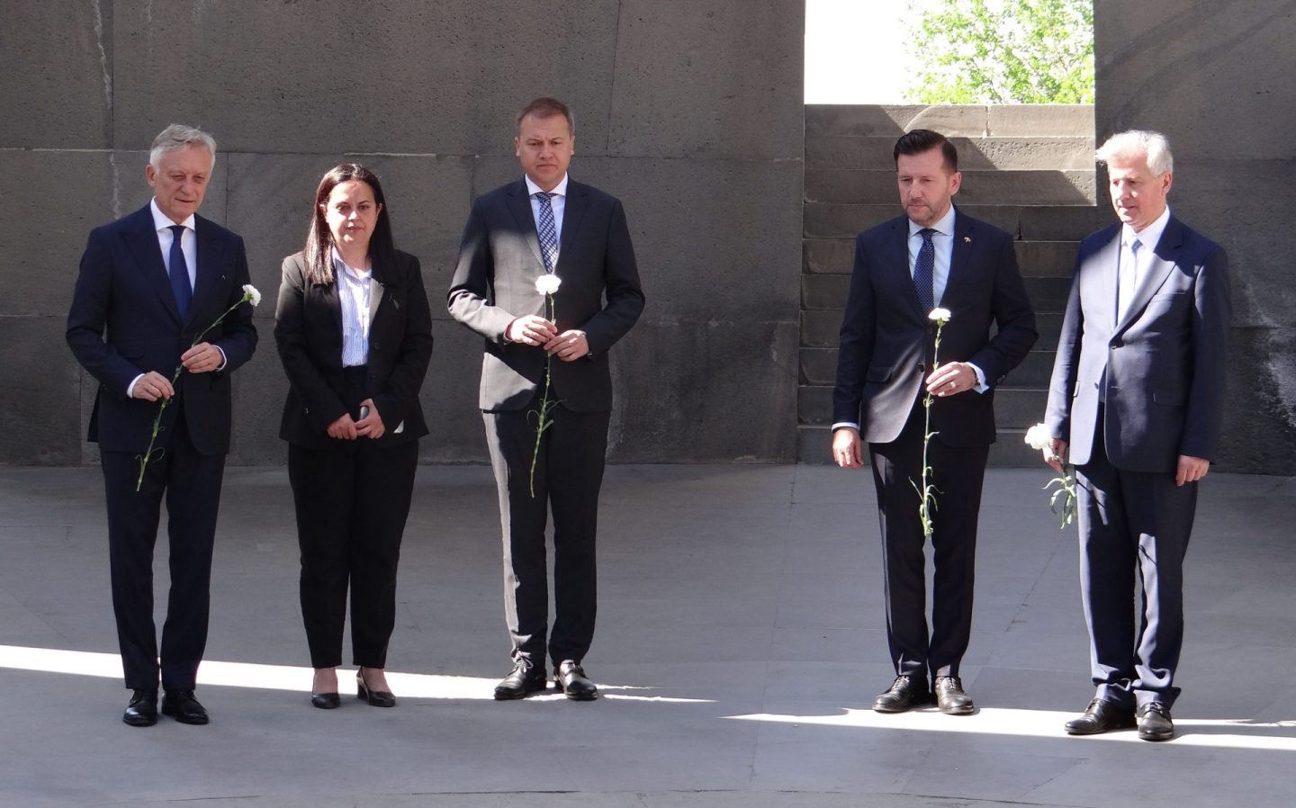 Polonya Dışişleri Bakan Yardımcısı Ermeni Soykırımı Anıtı’nı ziyaret etti