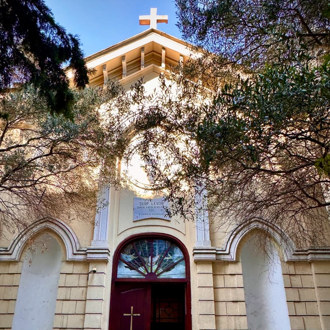 Surp Levon Ermeni Katolik Kilisesi’nde şarkılar, ilahiler ve fasıl