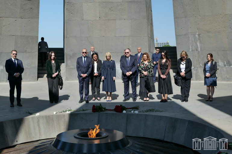 Kıbrıs Temsilciler Meclisi Başkanı Ermeni Soykırımı Anıtını ziyaret etti