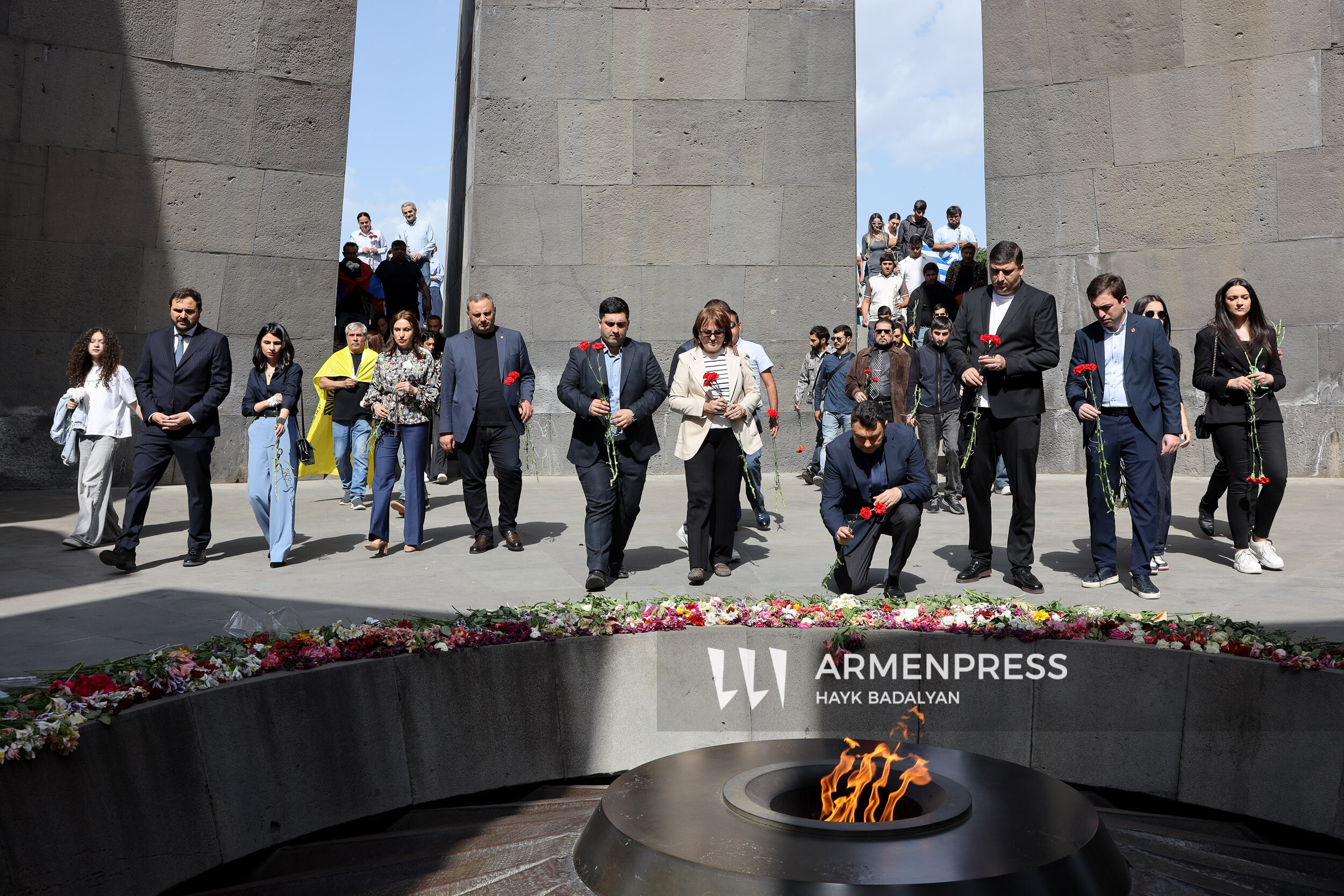 Tsitsernakaberd’de Pontus Rum Soykırımı kurbanlarının anısına saygı duruşu