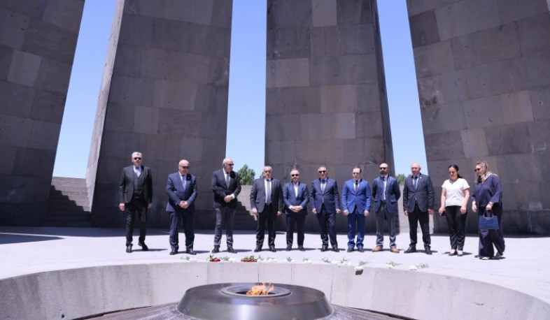 Gürcistan Parlamentosu heyeti Ermeni Soykırmı Anıtını ziyaret etti
