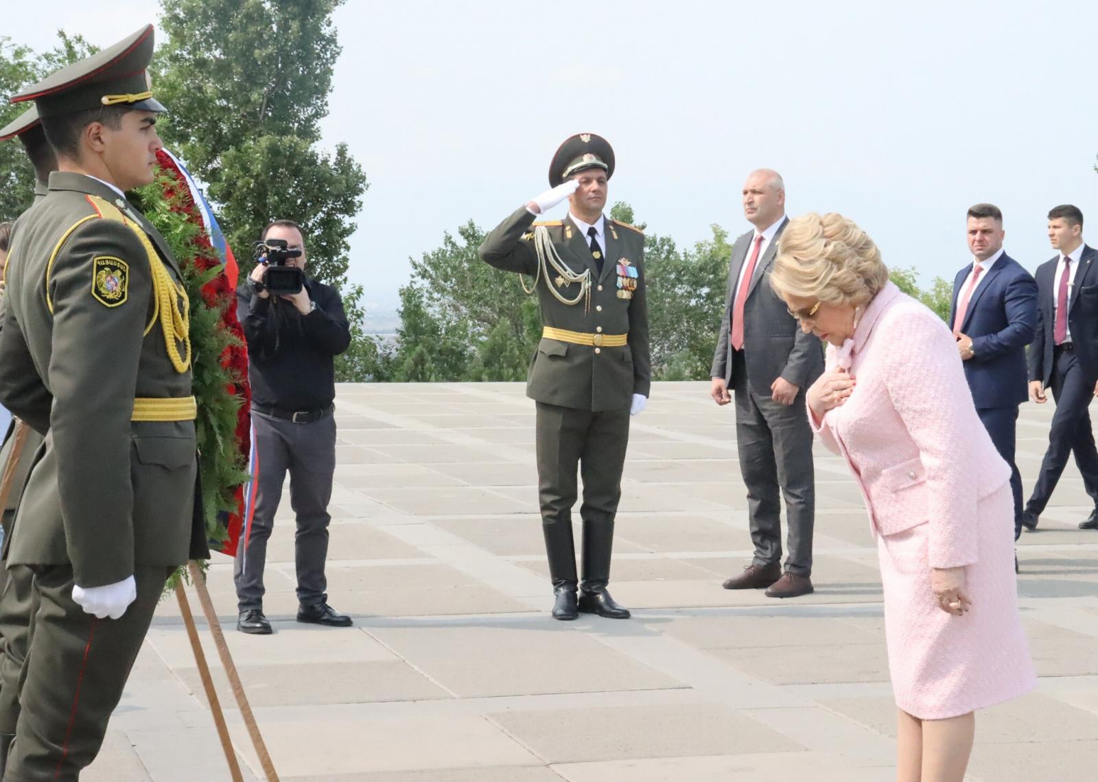 Matvienko Ermeni Soykırımı Anıtını ziyaret etti