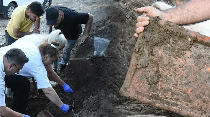 Kepçe takıldı, bir anda ortaya çıktı: Belgesel gibi seyrediyoruz, ne çıkacağını merak ediyoruz