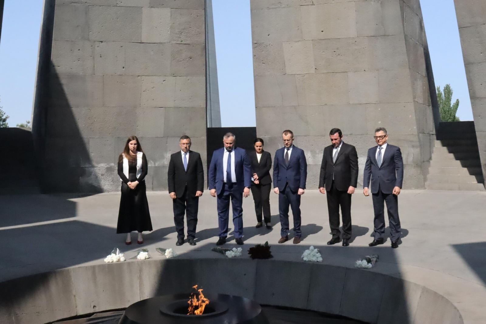 St. Petersburg Vali Yardımcısı, Ermeni Soykırımı Anıt Kompleksi’nde kurbanları andı