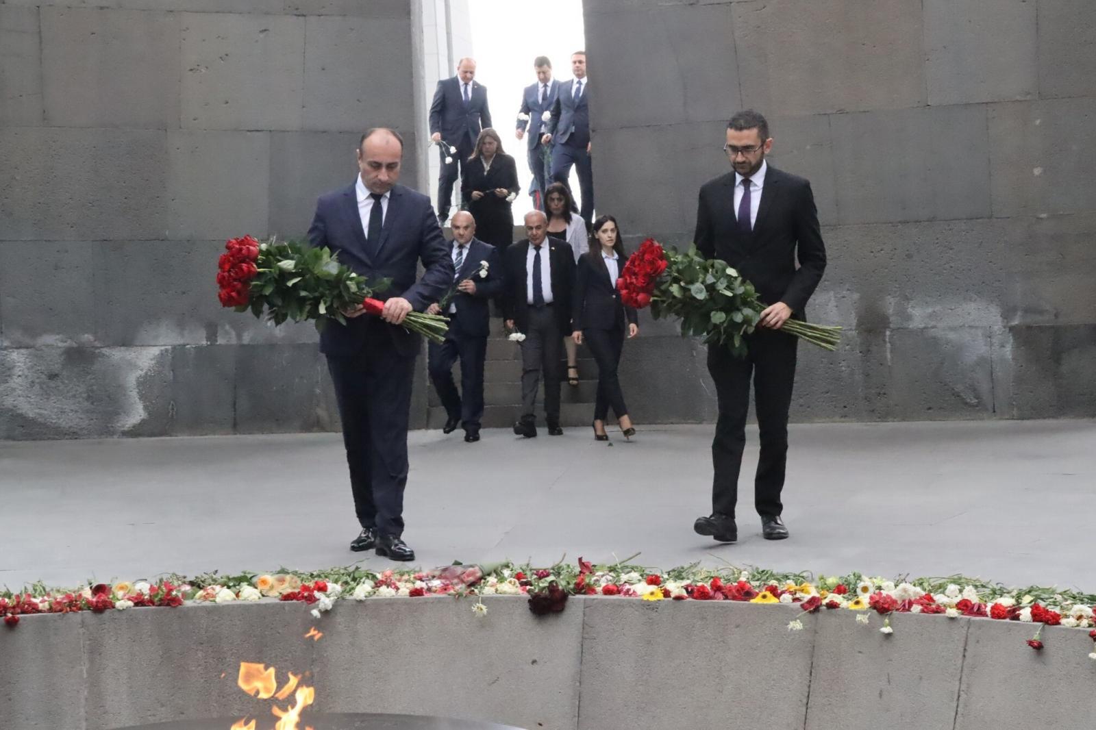 Gürcistan İçişleri Bakanı Ermeni Soykırımı Anıtı’nı ziyaret etti