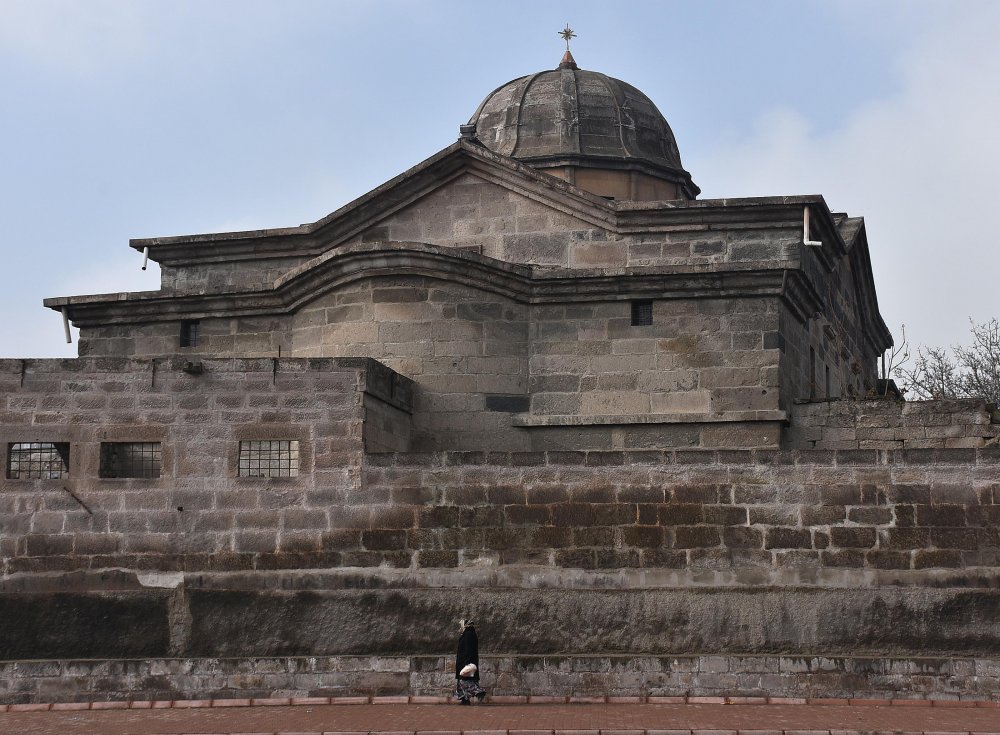 834 yıllık Ermeni kilisesinde 22 yıldır zangoçluk yapıyor