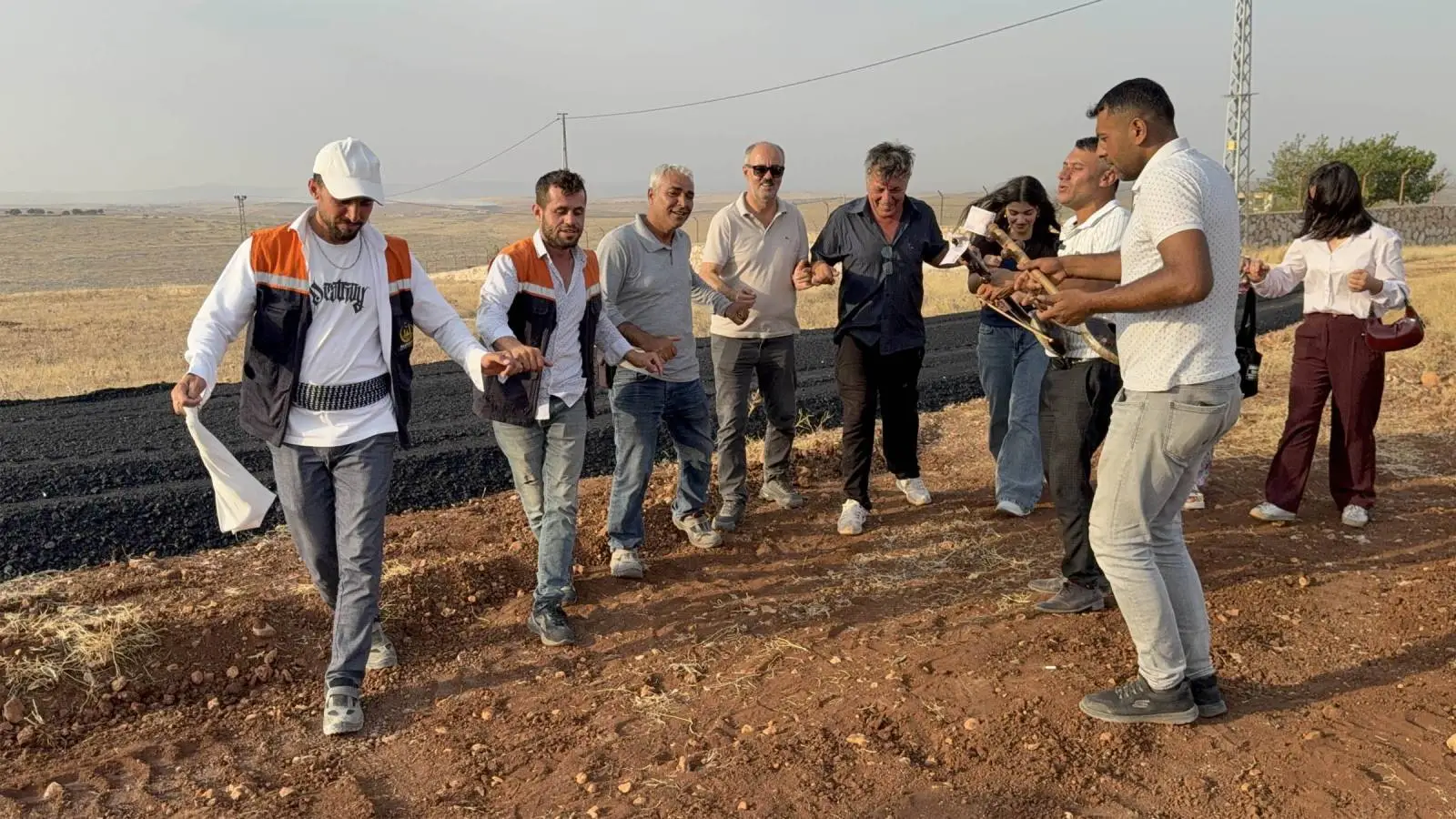 Midyat’ta 50 yıl sonra mahallelerine dönen Yezidiler, asfalt sevincini halayla kutladı
