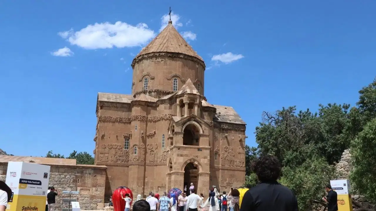 Tarihi Akdamar (Akhtamar Surb Khach-‘Akunq’ web sitesi) Kilisesi’nde 13’üncü ayin