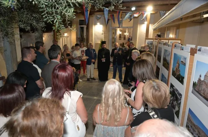 Girit Adası’ndaki Ermeni kilisesi bahçesinde UNESCO’daki Ermeni maddi ve manevi kültürel mirasına adanan sergi açıldı