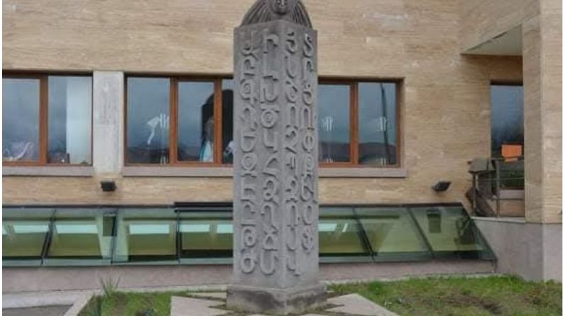 Azerbaycanlılar, Stepanakert’teki Ermeni alfabesine adanmış anıtı yok ettiler