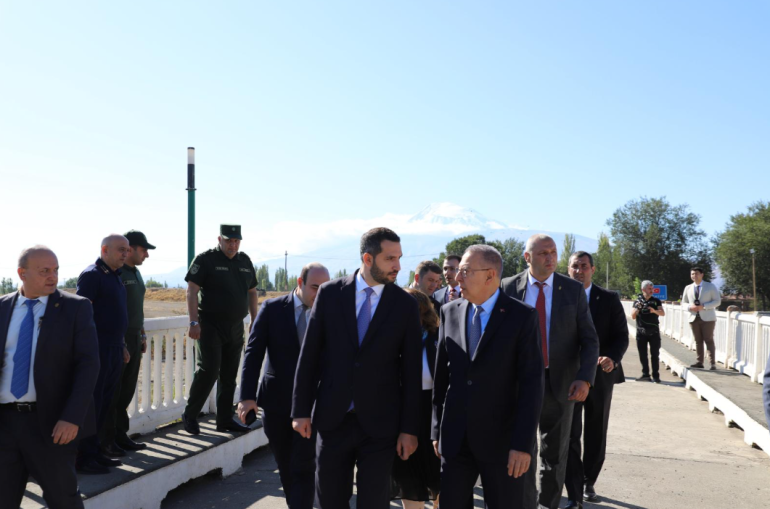 Serdar Kılıç Ermenistan’a geldi: Margara sınır kapısında Ruben Rubinyan karşıladı