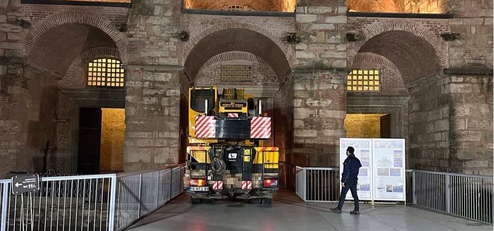 Ayasofya’da restorasyon: 1500 yıllık yapıya kamyonlar sokuldu
