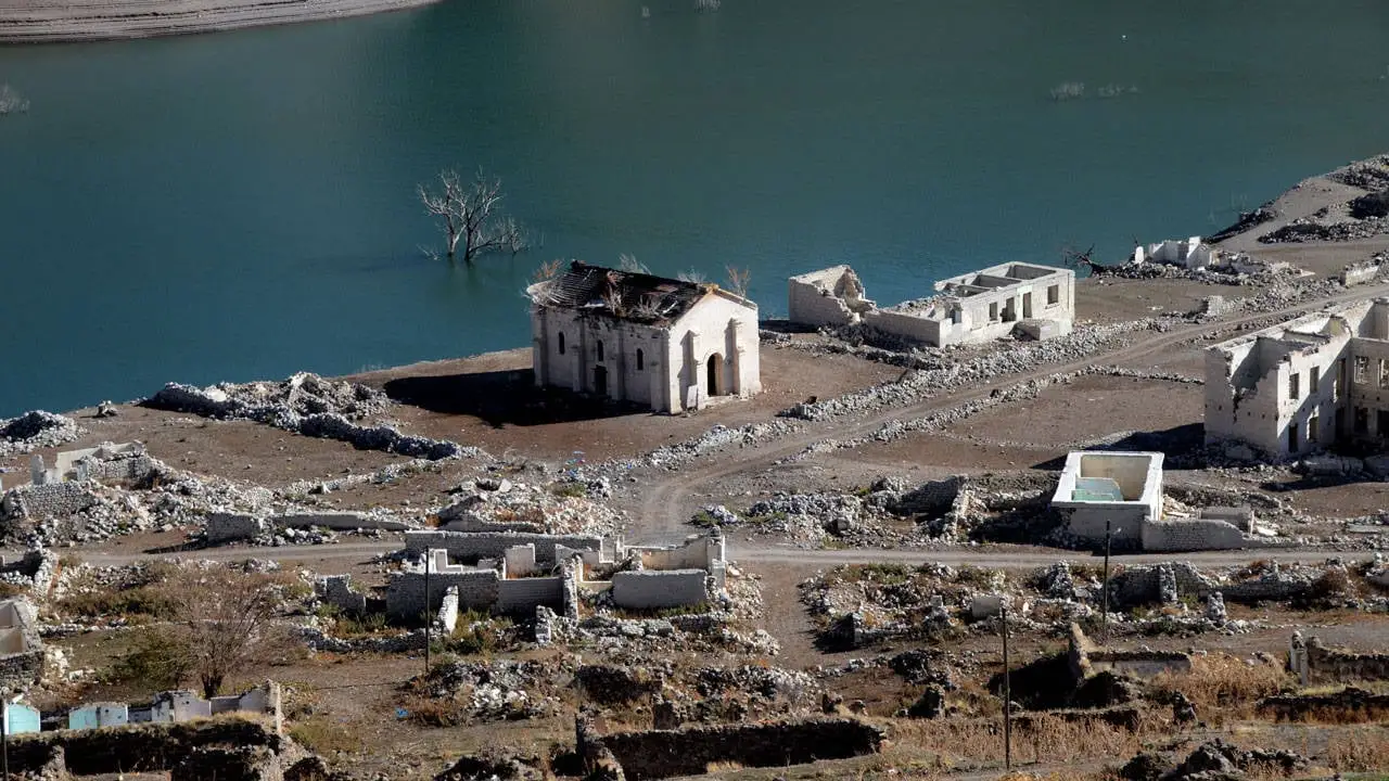 Baraj suları çekildi, köy gün yüzüne çıktı