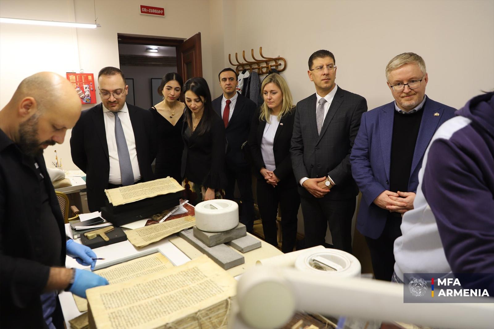 Dışişleri Bakanlığı Genel Sekreteri, yabancı diplomatik temsilcilerle toplantıda Ermenistan’ın el yazmalarının korunmasına katkısını vurguladı