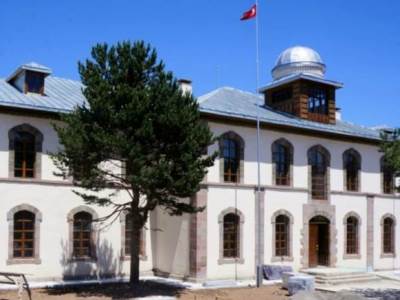 Ziyarete kapatılan tarihi Erzurum (Karin-‘Akunq’ web sayfası) Kongre binası şiddetli depremde çökebilir