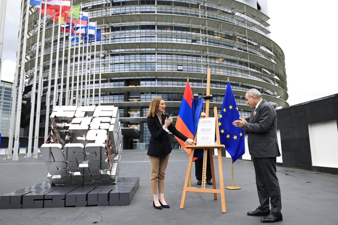 Strasbourg’da, Avrupa Parlamentosu binasının yakınındaki alanda Ermeni alfabesi anıtı açıldı