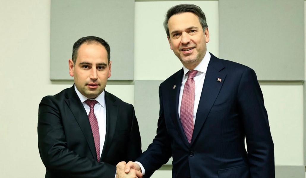 Ermeni ve Türk bakanlar Paris’te enerji iş birliği imkanlarını görüştü