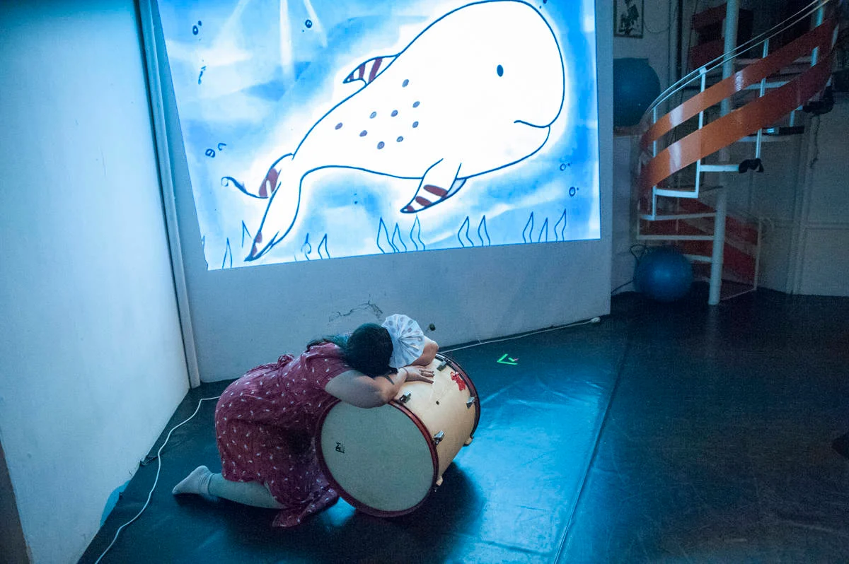 Sahnede yaratılan evren ve bir ihtiyacın ayak sesleri: “Garmılig”