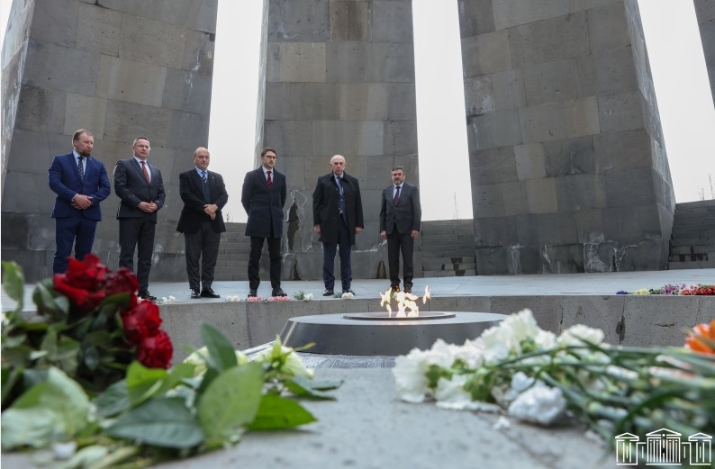 Litvanya Meclisi heyeti Ermeni Soykırımı Anıtını ziyaret etti