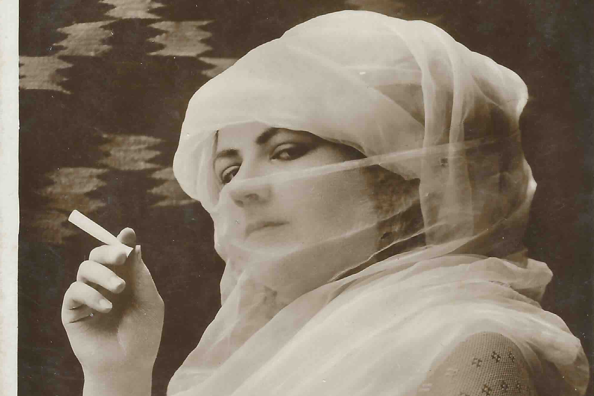 Osmanlı kadınlarının görünmeyen hikâyeleri kartpostallarda sergileniyor