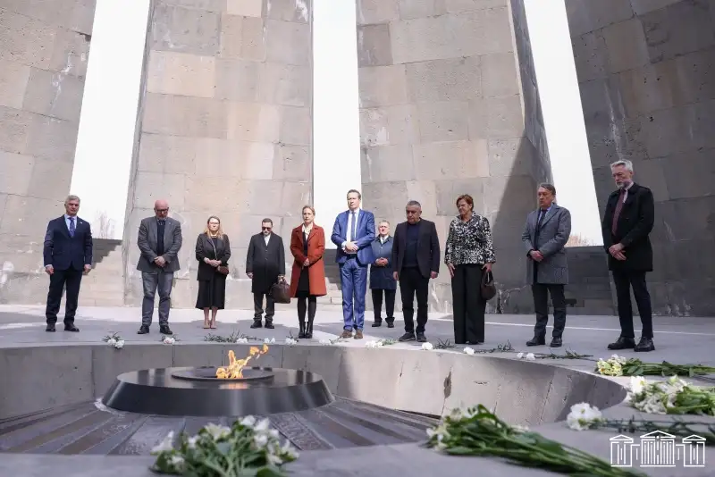 Belçika-Ermenistan Dostluk Grubu üyeleri Tsitsernakaberd’i ziyaret etti