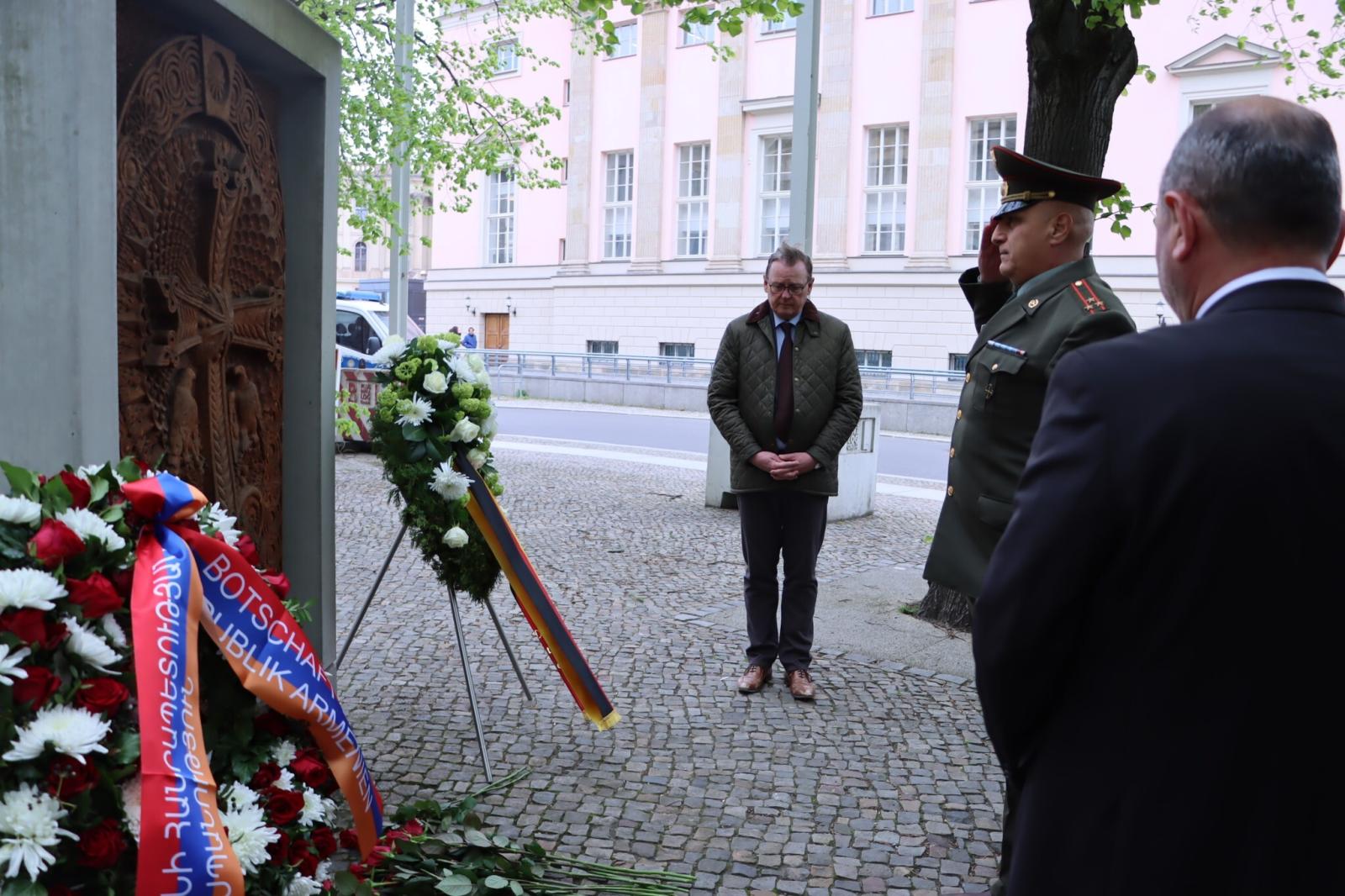 Ermenistan Büyükelçisi ve Bundestag Başkan Yardımcısı Soykırım kurbanlarını andı