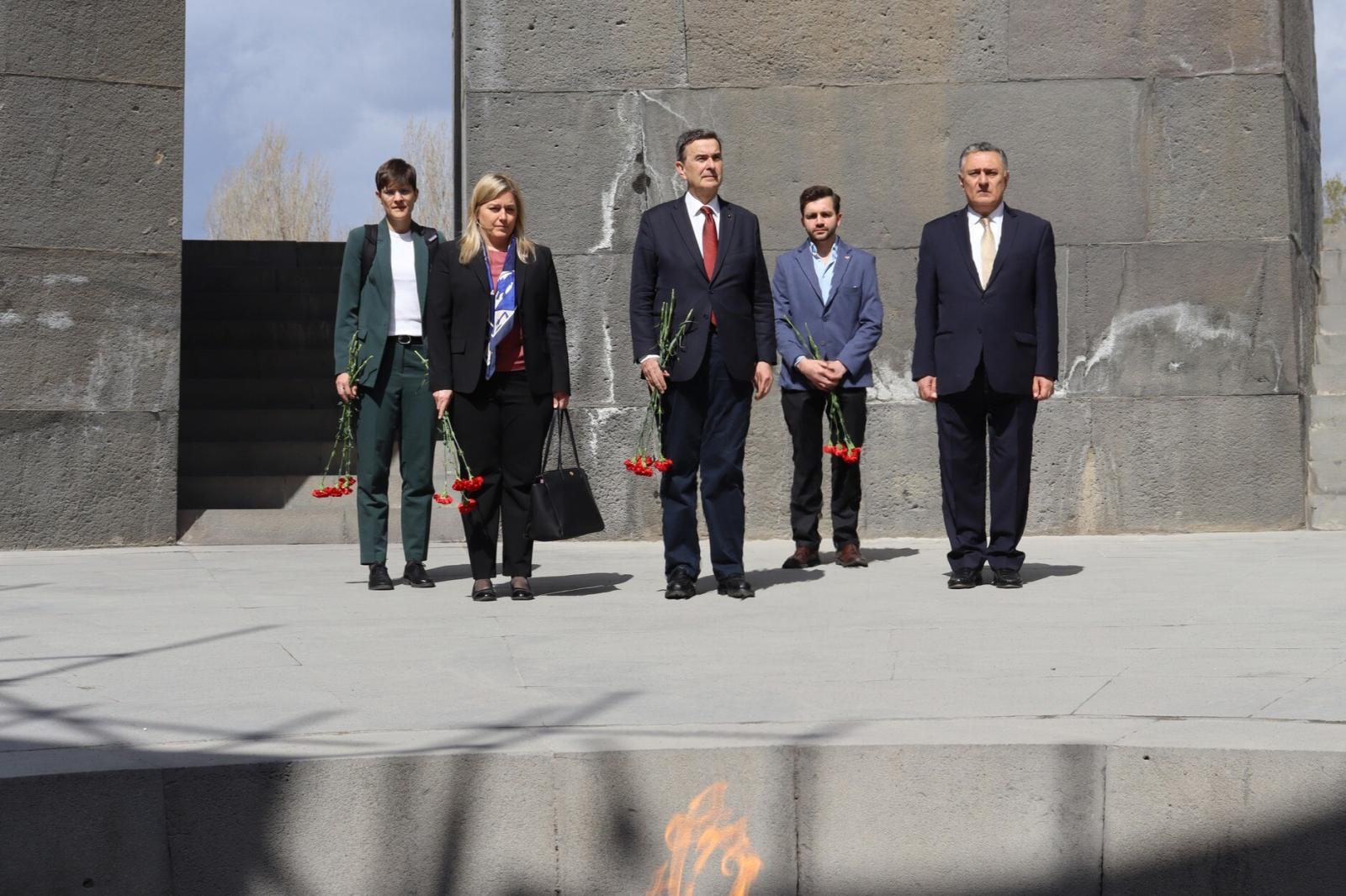 İsviçre Federal Dışişleri Bakanlığı Devlet Sekreter Yardımcısı Ermeni Soykırımı Anıt Kompleksi’ni ziyaret etti