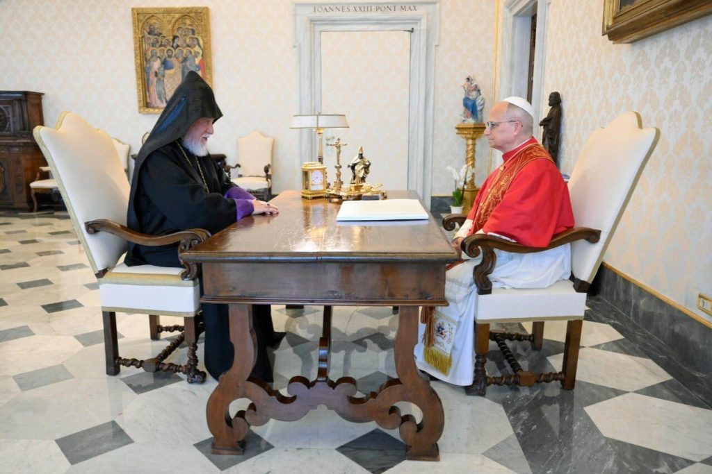 Kilikya Ermeni Katolikosu I. Aram, Papa XIV. Leo ile bir araya geldi