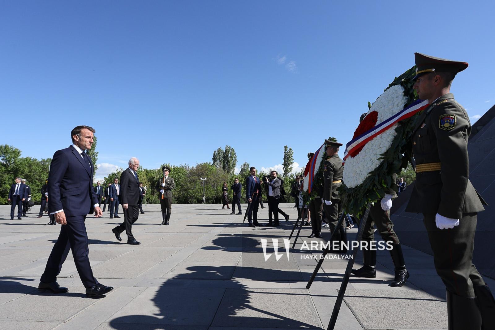 Macron Ermeni Soykırımı Anıtını ziyaret etti