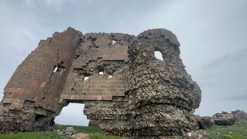 Ermenistan sınırında bin yıllık yalnızlık: Tarihi Kız Kalesi yok olma tehlikesiyle karşı karşıya