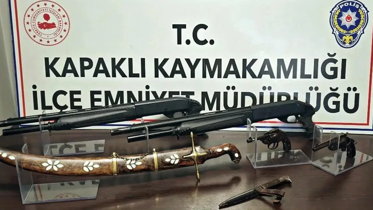 Evinden tarihi kılıç, kama ve tabanca çıktı: Gözaltına alındı