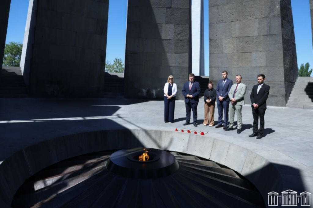 Bundestag heyeti Ermeni Soykırımı Anıt’ını ziyaret etti