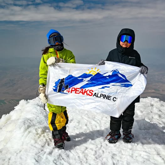 8 yaşındaki çocuklar Ararat dağının zirvesine tırmandı