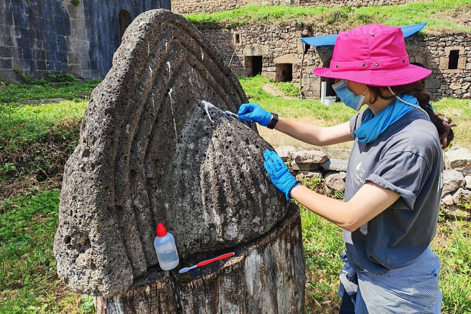 Büyük Tatev Manastırı’ndaki kazılarda yazıtlı bir kitabe bulundu