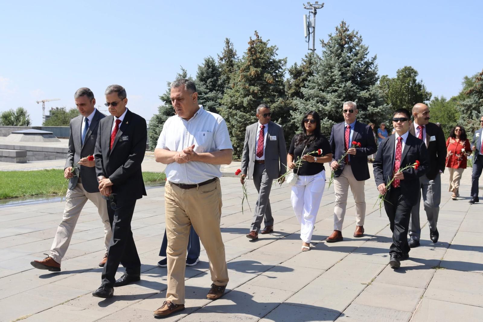 Hindistan Ulusal Savunma Koleji heyeti Ermeni Soykırımı Anıtı’nı ziyaret etti