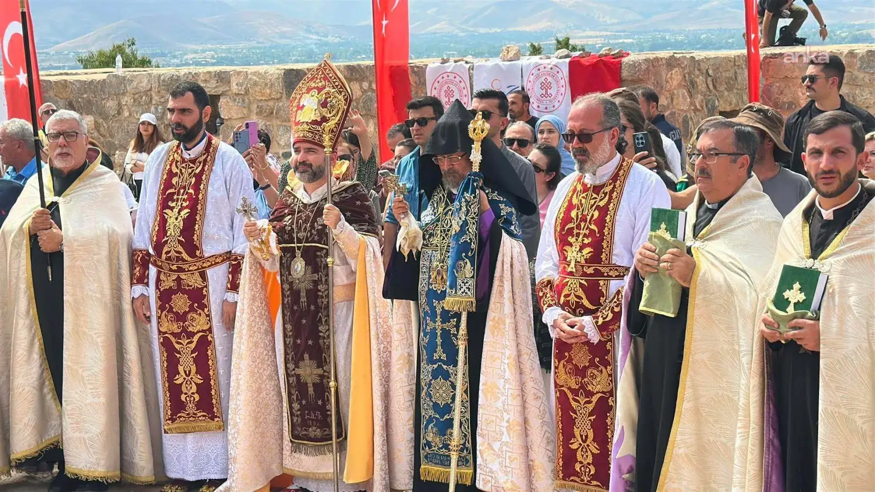 Akdamar (Akhtamar-‘Akunq’ web sitesi) Adası’nda 14. ayin. Türkiye Ermenileri Patriği Maşalyan: Barış bu topraklara ve bu halklara gelsin