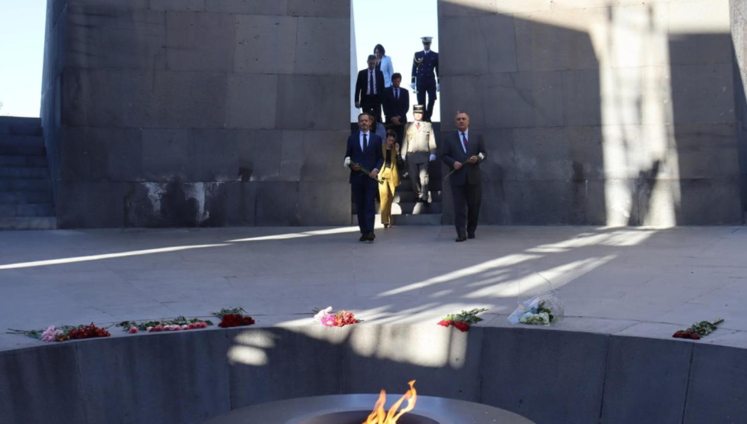 Fransa’nın Ermenistan’a yeni atanan Büyükelçisi, Ermeni Soykırımı Anıtını ziyaret etti