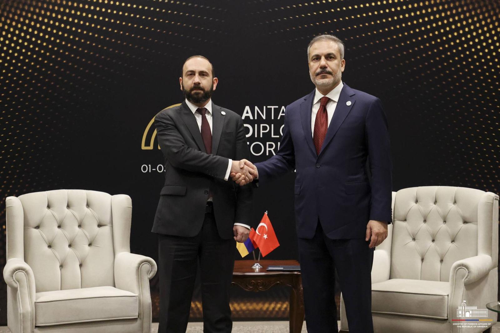 Ararat Mirzoyan ve Hakan Fidan, Ermenistan-Türkiye arasındaki iş birliği konularını görüştü