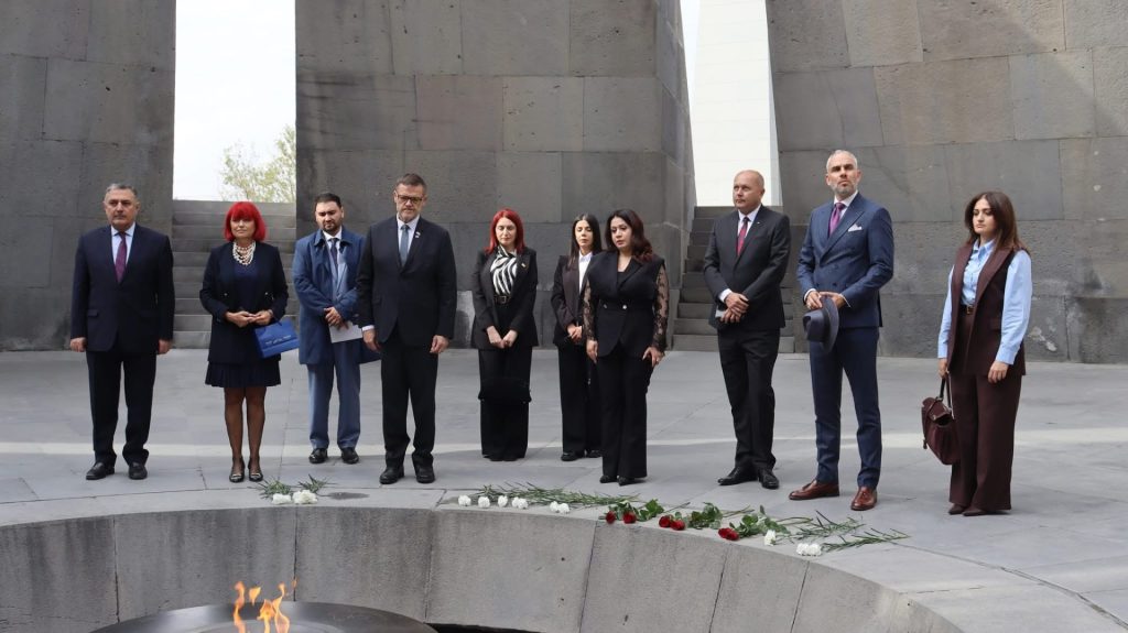 Çekya Senatosu heyeti Ermeni Soykırımı Anıtı’nı ziyaret etti