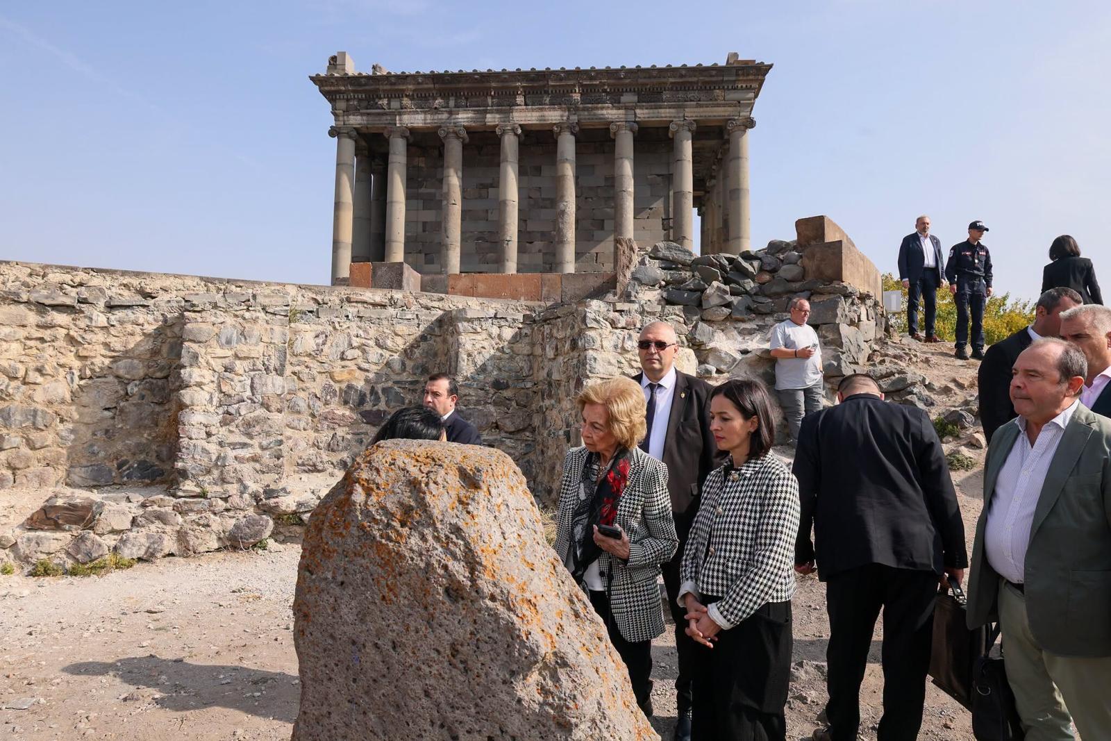 İspanya Kraliçesi Sofia, Garni Pagan Tapınağı’nı ve “Taşların Senfonisi” doğal anıtını ziyaret etti