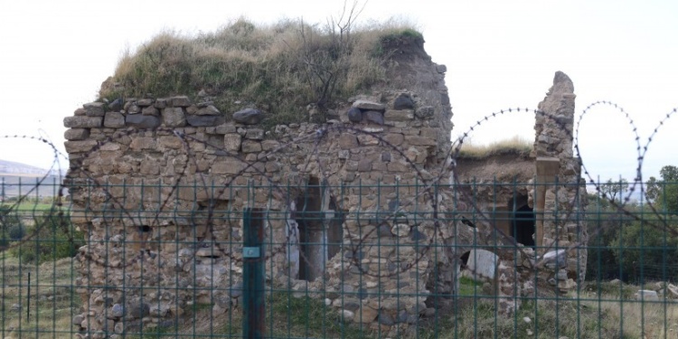 Tarihi manastırı korumak için tek önlem dikenli tel