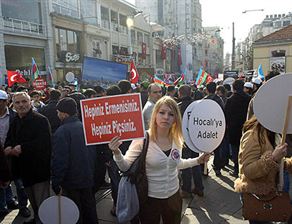 Irkçı pankartı taşıyanlar serbest