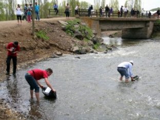 Rallicilerin Karahan Çayı ile Ermenistan’a Göndermek İstedikleri Gemi Maketlerini Çocuklar Topladı