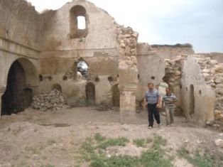 Kilise kalıntısından 10 ton çöp çıktı
