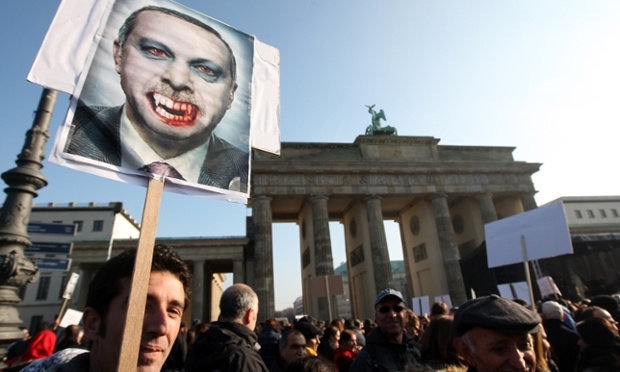 Berlin’de binlerce kişi Erdoğan’ı protesto etti
